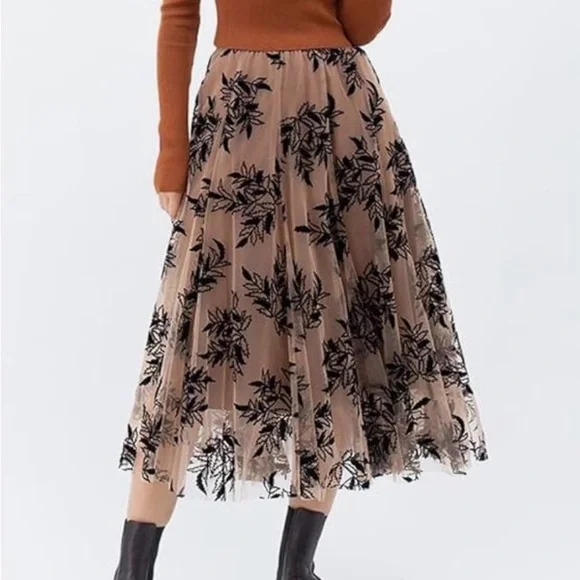 Elegant Black Floral Lace Skirt - Picture 5 of 5